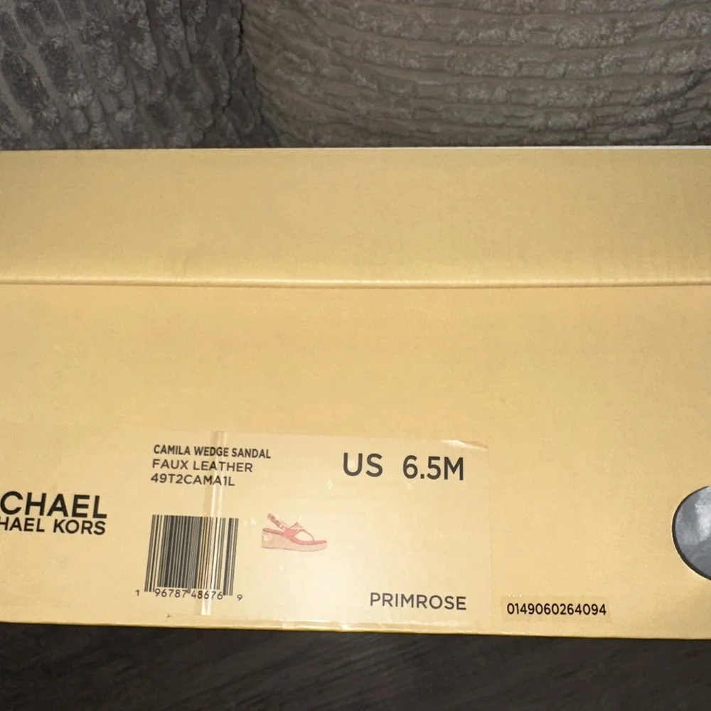 Michael Kors Pink Sandals with Minimalist Design - Picture 3 of 4